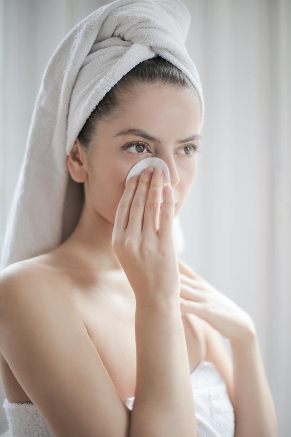 Demakijaż – dlaczego warto oczyszczać skórę twarzy?