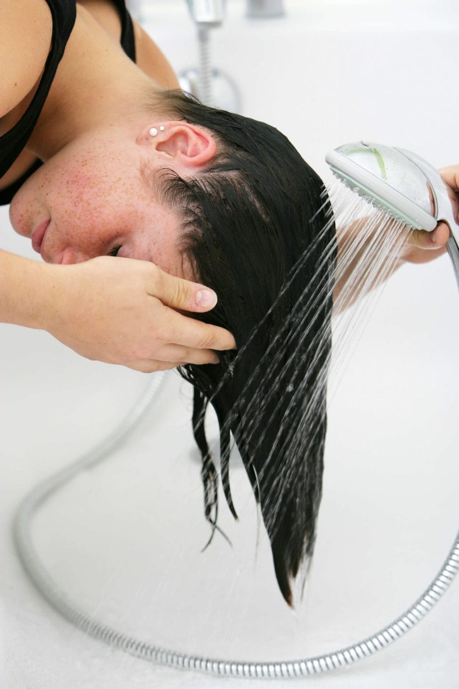 Płukanka octowa do włosów. Co daje i jak ją zrobić?
