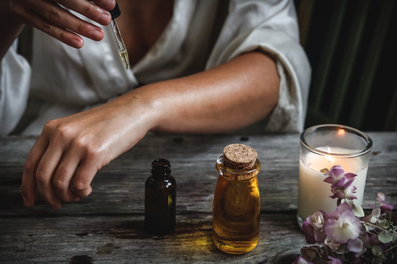 Olej jojoba — jakie ma zastosowanie w pielęgnacji twarzy i włosów?