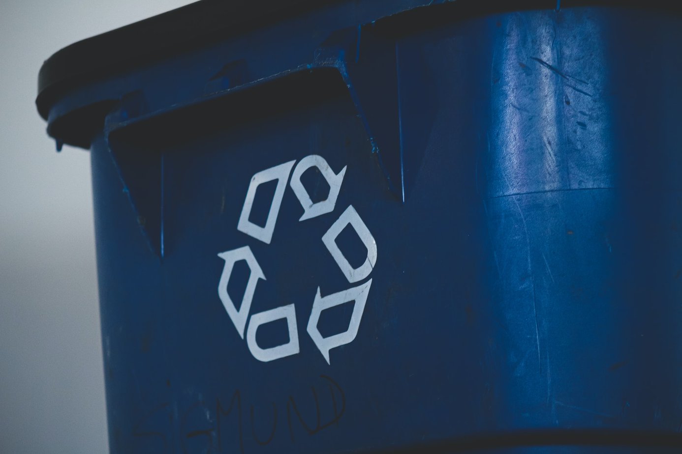 Recycling, upcycling i downcycling – co właściwie oznaczają te pojęcia?
