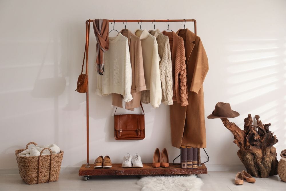 Minimalistyczna moda damska – podstawy szafy kapsułowej