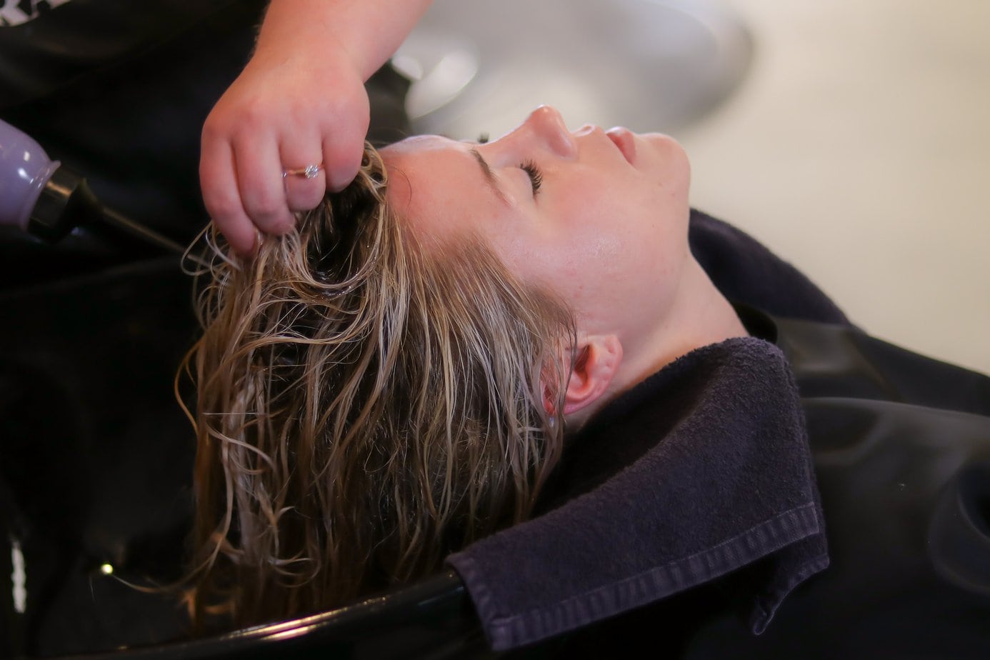 Rozjaśnianie włosów w salonie – Odkryj profesjonalne produkty