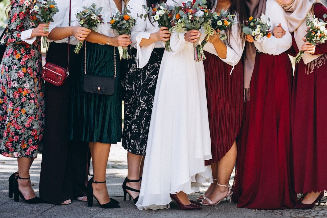 Jak dobrać idealną sukienkę na weselne przyjęcie – poradnik stylizacyjny