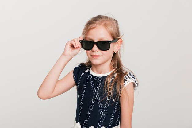 Jak wybrać idealne okulary przeciwsłoneczne dla Twojego dziecka – poradnik dla rodziców