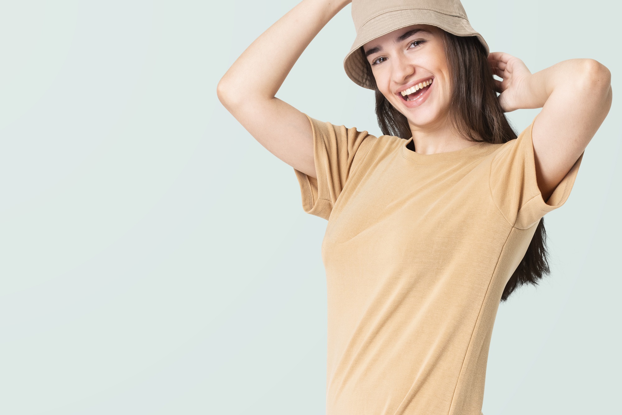 Tego nie może zabraknąć w Twojej szafie – dlaczego kobiety pokochały basicowe koszulki?